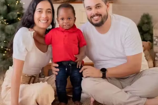 Menino do Malawi adotado por brasileiros encanta internautas com seu carisma
