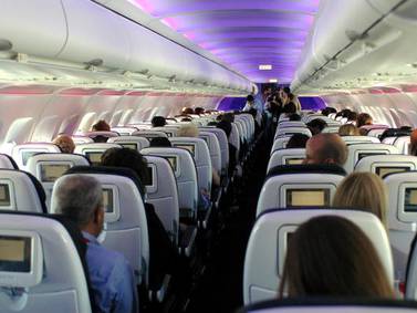 “Lamento”: Mulher recusou-se a mudar de lugar para uma mãe com seus filhos em um avião e gera debate viral