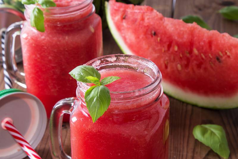 Bebida natural caseira com hortelã e melancia que ajuda no emagrecimento
