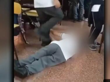 Denunciam caso chocante de bullying em uma escola: um aluno chuta um colega com deficiência no chão