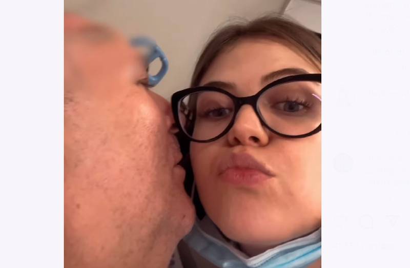 Baixista Mingau beija a filha no hospital
