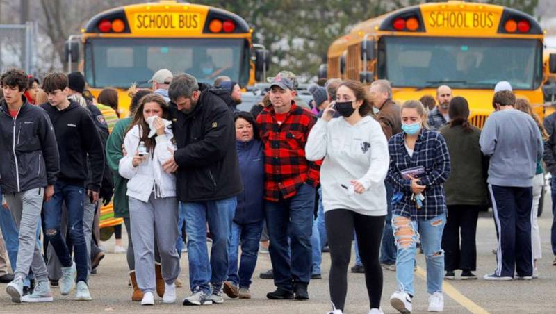 Alunos se reúnem com seus pais após tiroteio em escola
