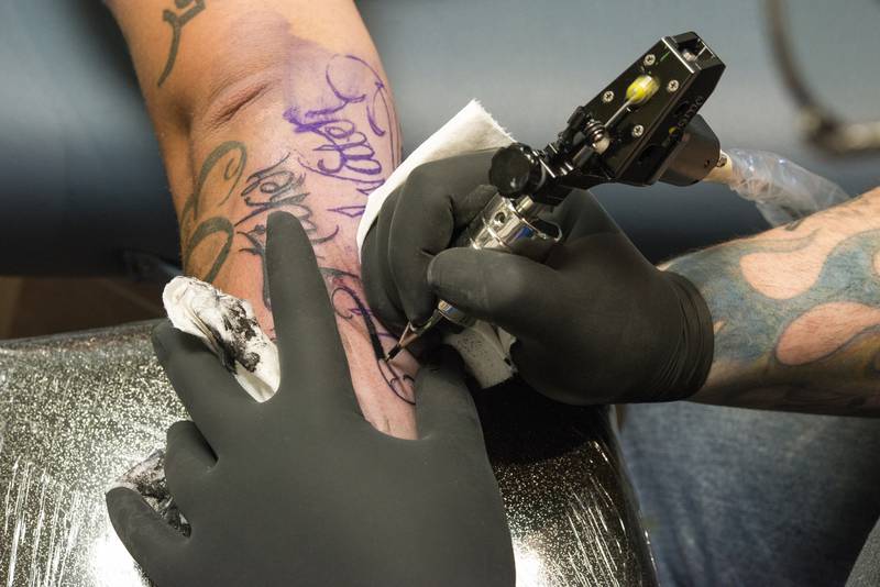 Jovem é abandonada pelo namorado após tatuar as iniciais dele