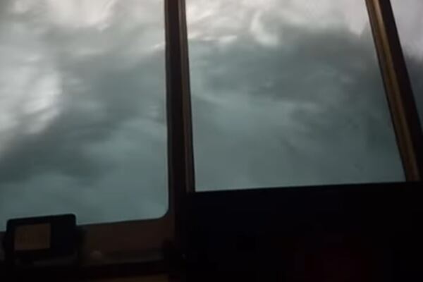Vídeo flagra momento de pânico em navio durante tempestade intensa em alto mar