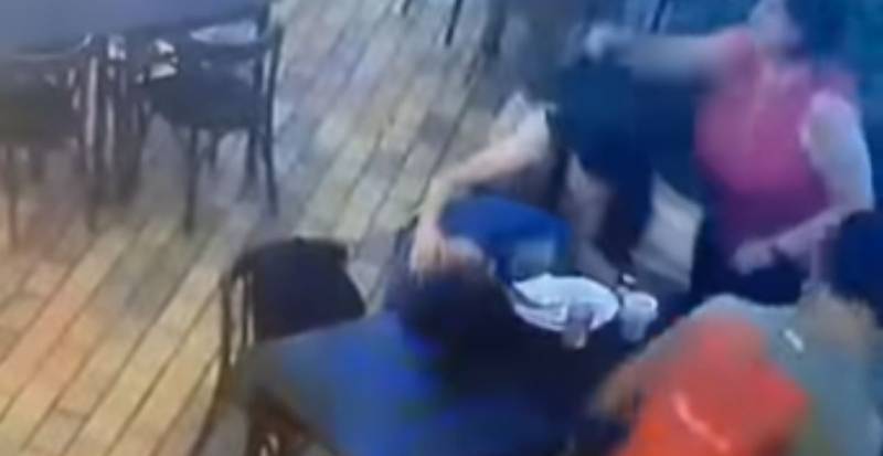 Homem engasga em restaurante de SP e é salvo por policiais