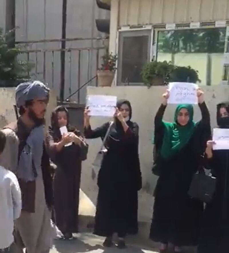 Mulheres protestam por seus direitos no Afeganistão