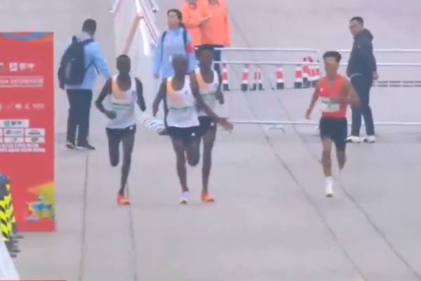 Polêmica sobre a corrida de atletismo em que africanos teriam deixado um corredor local vencer