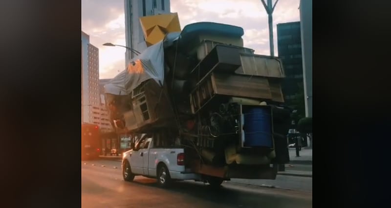 Vídeo impressionante: Motorista mostra como leva ‘casa inteira’ em uma picape; assista
