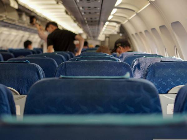 Aeromoça explica por que a tripulação de cabine ‘estremece’ quando um passageiro faz este de pedido