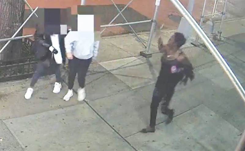 Vídeo impactante registra estranha atacando mulher asiática com martelo em Nova York