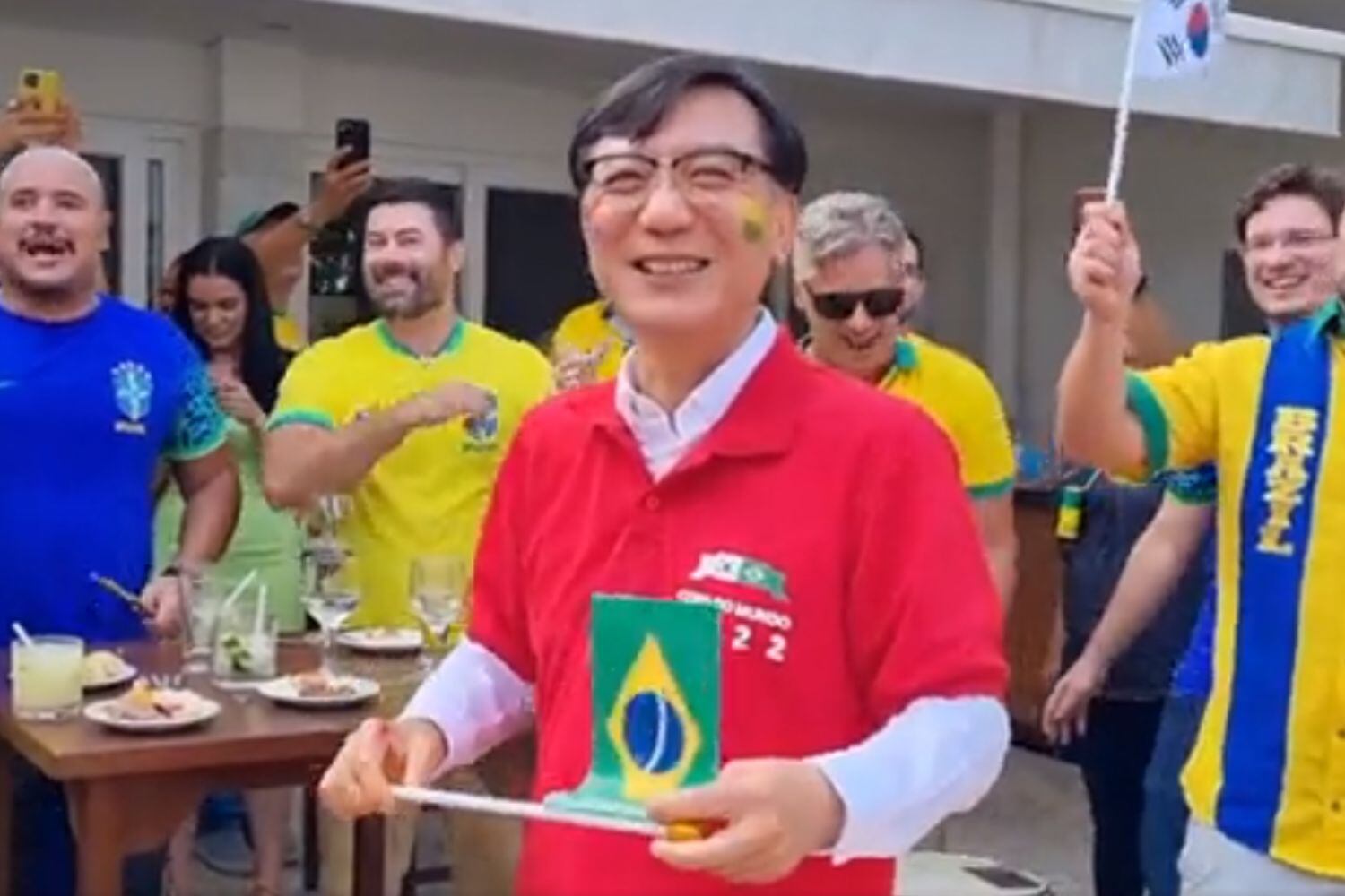 Embaixador da Coreia vê jogo com brasileiros e canta Raça Negra