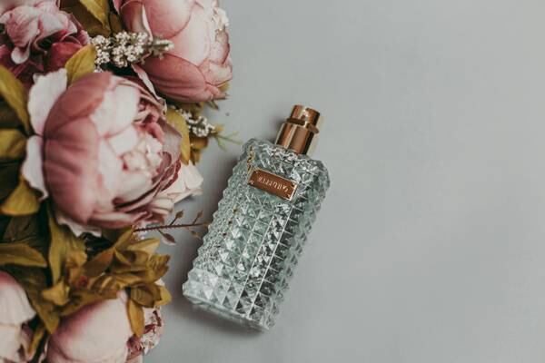7 perfumes femininos fáceis de agradar PARA USAR COMO ASSINATURA