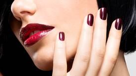 Lábios vermelhos brilhantes: assim é feita a tendência seguida por celebridades como Megan Fox