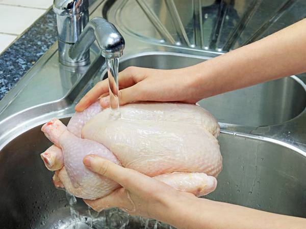 Não é necessário lavar o frango antes de cozinhar: veja por quê
