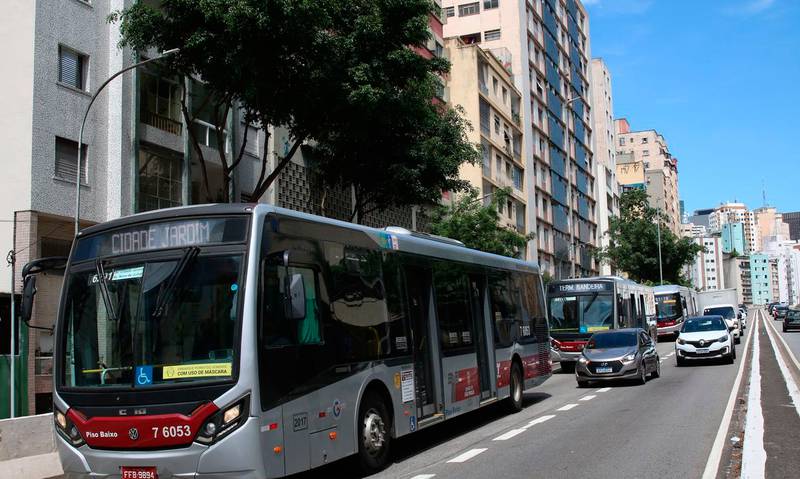 Ônibus roda pelas ruas de São Paulo