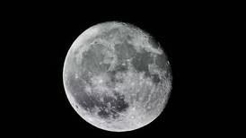Imagem revela dia em que a Lua ‘se disfarçou’ de Saturno; veja registro que impressionou