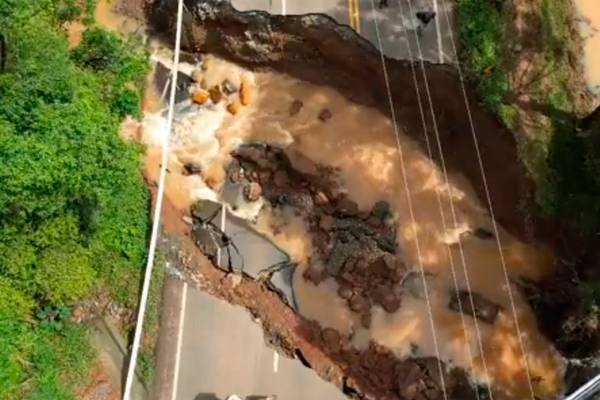 Vídeo: rodovia cede e abre cratera em cidade atingida por tornado em Santa Catarina