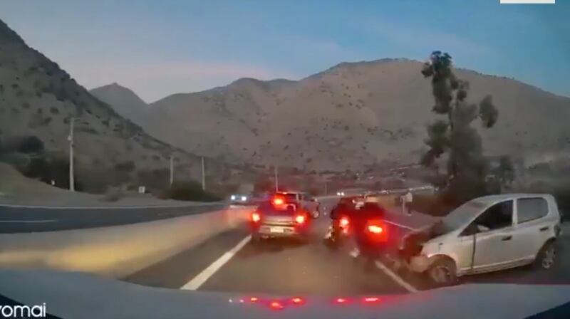 Vídeo perturbador registra grave acidente de moto contra veículos que pararam após outra ocorrência em rodovia
