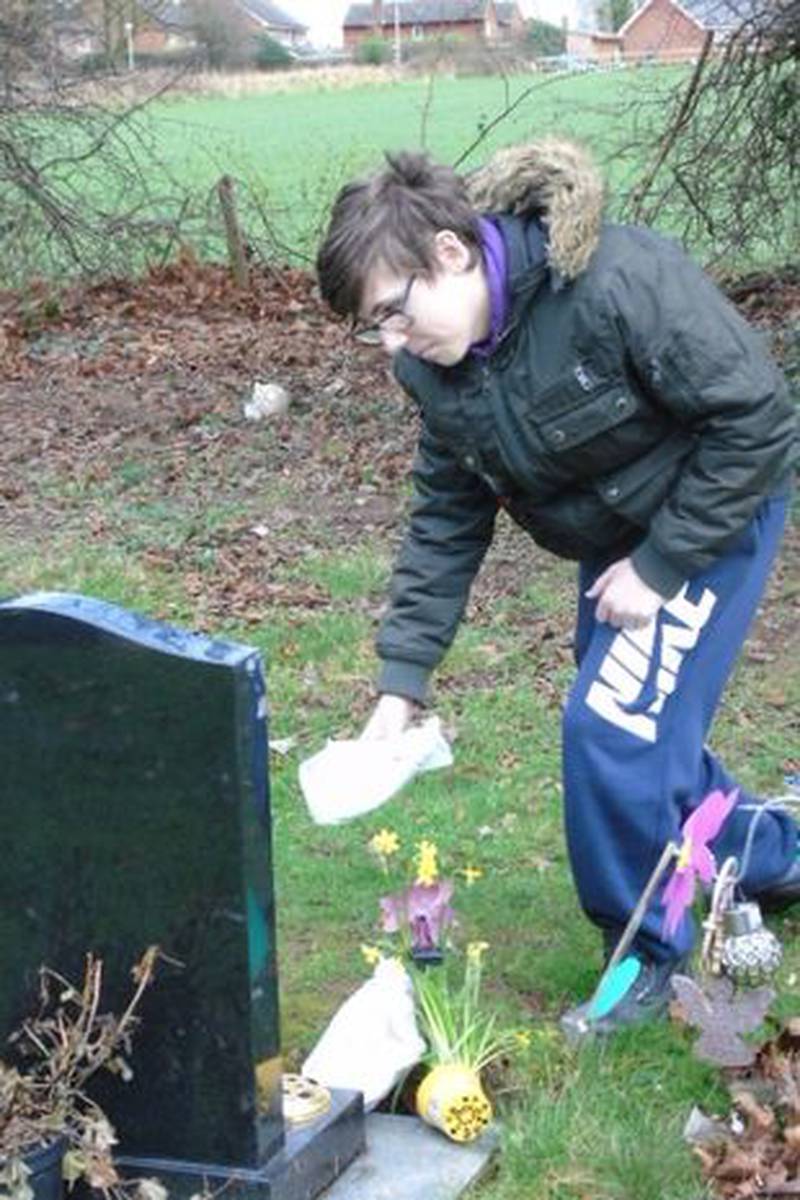 Owen deixa os presentes nos túmulos dos bebês