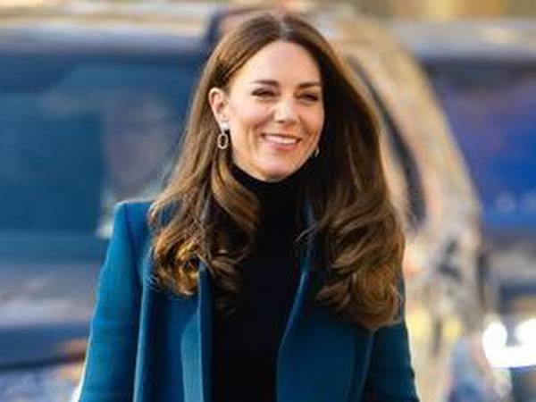 Kate Middleton usa bolsa de menos de R$ 400 e produto esgota no site da marca