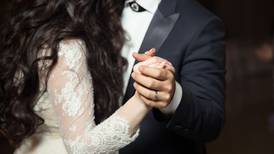 Homem pede o divórcio após a escolha de músicas do casamento causar uma briga na família