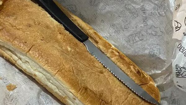 Cliente encontra faca grudada em cachorro-quente e viraliza na internet