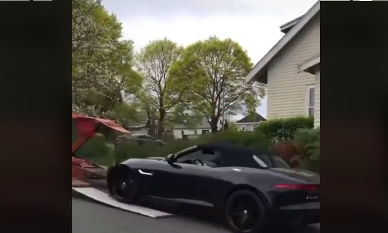 Vídeo flagra momento em que carro de luxo escapa de guincho e atinge outro veículo; veja
