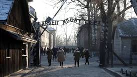 Turista é presa após fazer saudação nazista em campo de concentração