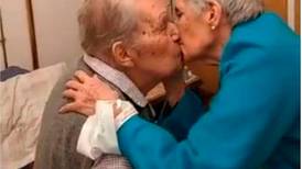 Vídeo: “Que diabos, afinal, é o amor?” Reencontro emocionante de casal de avós viraliza