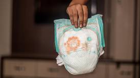 Pais são criticados após incidente com bebê deixar a tia da criança com as roupas sujas