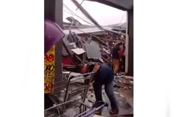 Teto de mercado desaba em Diadema e deixa onze feridos