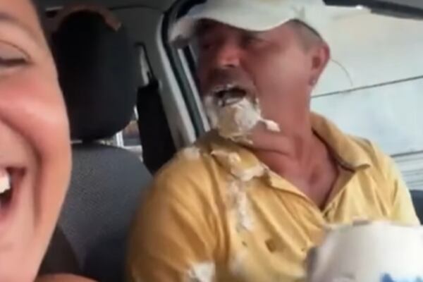 Mulher freia carro para homem dar de cara em bolo e registro viraliza nas redes:’combinado’