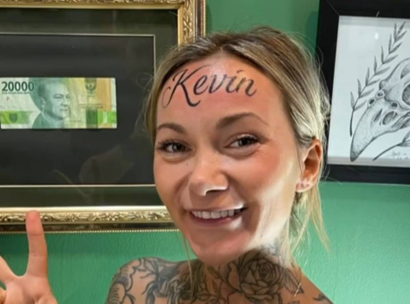 Mulher se arrepende de tatuar o nome do namorado na testa e desabafa