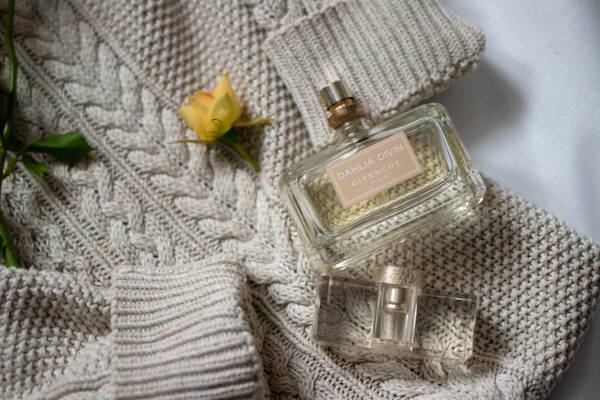 Perfume feminino: descubra quais as 5 fragrâncias mais vendidas atualmente e seus similares nacionais