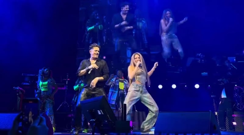 Shakira se apareció de sorpresa en un concierto de Carlos Vives y este huyó por todo el escenario.