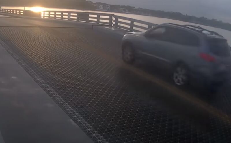 Vídeo: Motorista quebra cancela e salta ponte levadiça no momento em que ela estava sendo levantada; confira