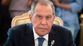 ‘Sr. Lavrov, como você dorme sabendo que bombas matam crianças?’, questiona jornalista russa