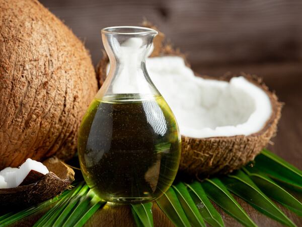 Seis benefícios do óleo de coco para hidratar a pele