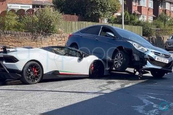 Sedã ‘atropela’ Lamborghini avaliada em R$ 1,5 milhão; assista ao vídeo que viralizou
