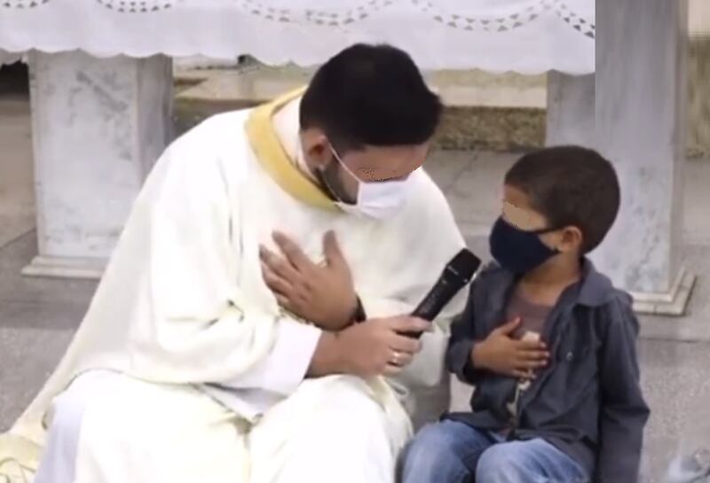 Vídeo: Menininho interrompe padre e pede oração para padrinho que está entubado com covid-19; assista