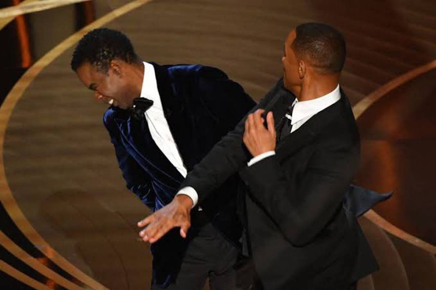 Will Smith dá tapa na cara de Chris Rock durante Oscar 2022