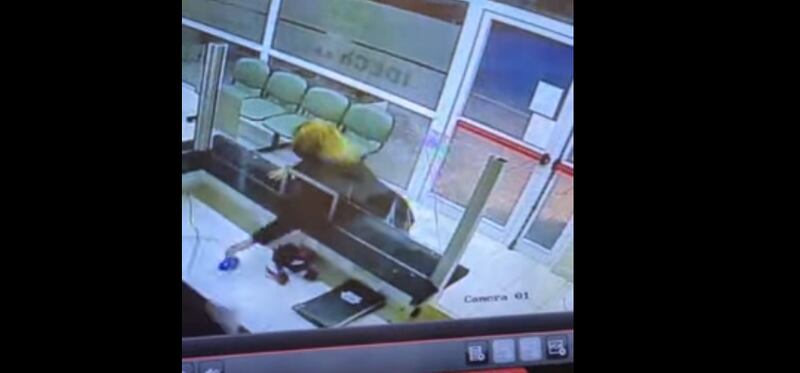 Vídeo: Mulher tem ataque de fúria e destrói objetos em consultório após perder horário de consulta; assista