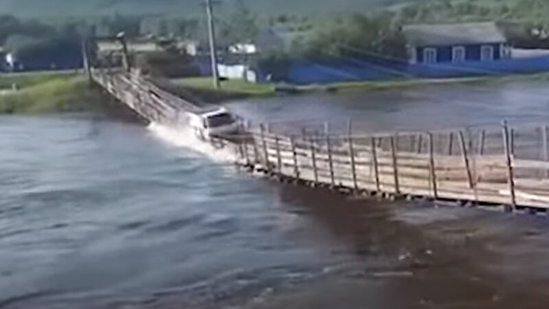 VÍDEO: Motorista tenta atravessar ponte com caminhão durante cheia de rio e o pior acaba acontecendo