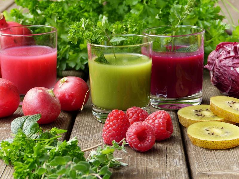 5 dicas de sucos detox potentes com diferentes frutas e um único modo de preparo