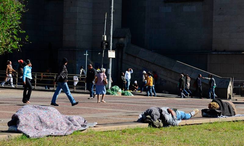 Moradores de rua dormem no chão na região central da cidade