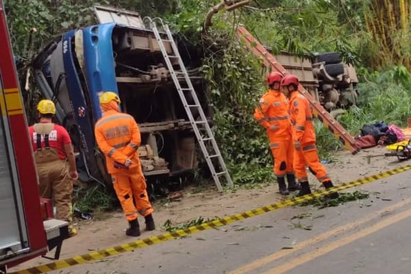 Capotamento de ônibus deixa sete mortos em MG; vídeos mostram rastro de destruição em rodovia