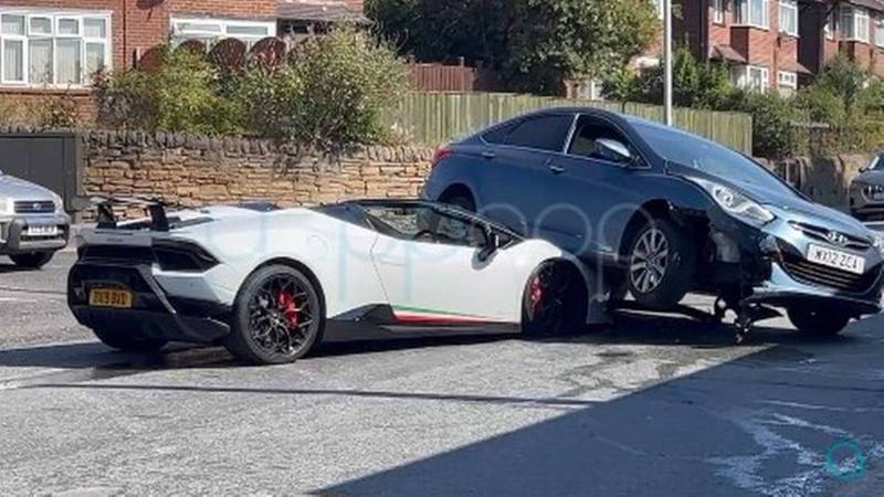 Acidente entre sedã e Lamborghini viraliza