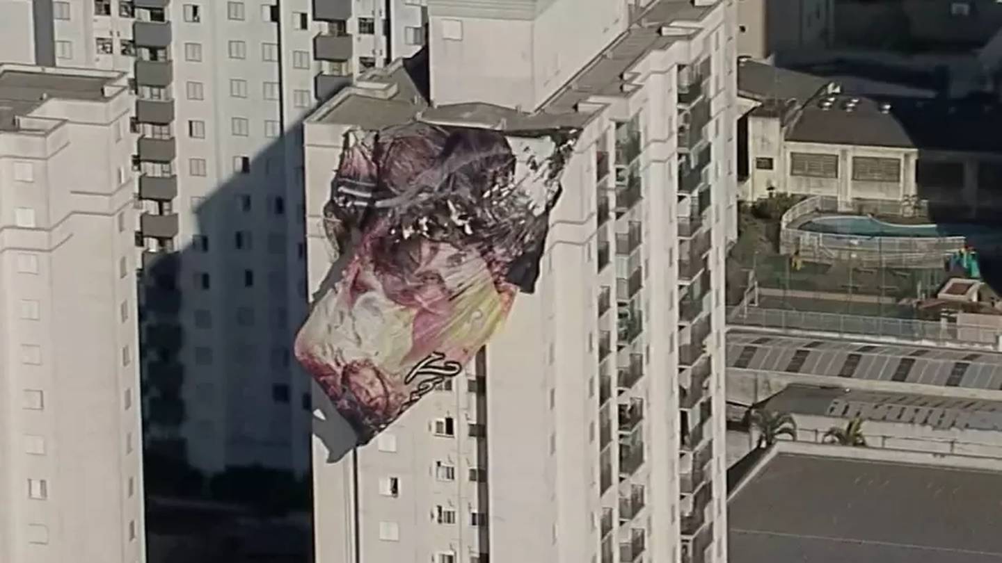 Bandeira de balão sobre prédio em São Paulo