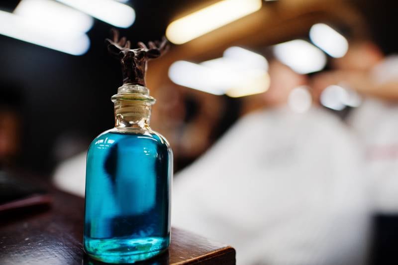 Perfume masculino em cima de balcão em uma barbearia