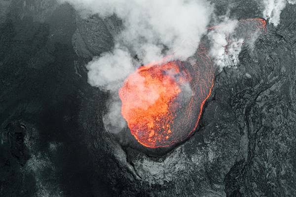Turista caiu em um vulcão ativo enquanto posava para uma foto